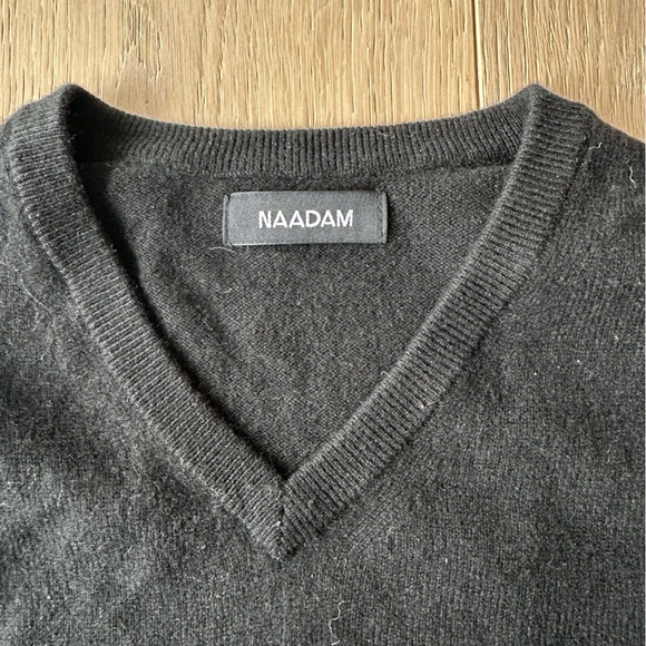 100% Cashmere Black V-Neck Sweater - Picture 2 of 2